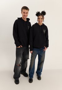 YOURTURN UNISEX - Džemperis ar kapuci - black