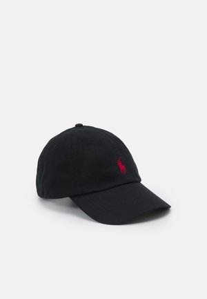 Casquette de baseball noire avec visière incurvée et logo brodé rouge représentant un cheval et un cavalier à l'avant.