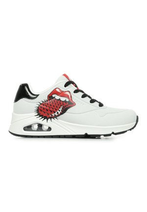 Witte sneaker met zwarte veters, zwarte zool, luchtgepolsterde hiel en een rode afbeelding van lippen met een kogelvis aan de zijkant.