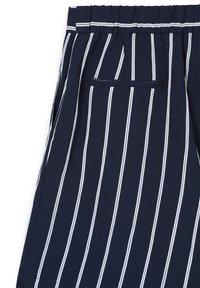 Pantaloni corti a righe blu navy realizzati in tessuto leggero, dotati di fascia elastica in vita, due tasche e righe verticali bianche per il contrasto.