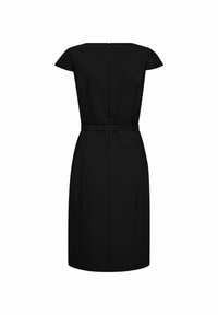 Rochie neagră cu mâneci scurte, croi ajustat, talie accentuată printr-o curea și fermoar la spate. Materialul neted are detalii minime și o siluetă clasică.