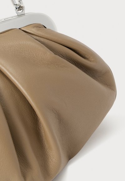 Καφέ δερμάτινο τσαντάκι χειρός με ριγωτό σχέδιο. Διαθέτει λεία υφή και ασημένιο πλαίσιο κλεισίματος. Συμπαγές και στρογγυλεμένο σχήμα.