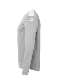 Grå langærmet skjorte med en hvid skulderpanel og et cirkulært logo på venstre arm. Lavet af blødt stof, den har en almindelig pasform.