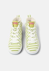 Sneakers alte in tela a righe verdi e bianche con lacci bianchi, che presentano un logo rosso Camper su uno sfondo giallo nella linguetta.