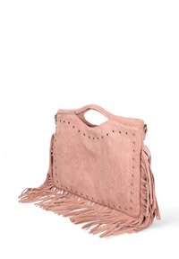 Borsa in suede rosa con dettagli in metallo a chiodo, manico semicircolare e lunghi frange ai lati e sul fondo, su sfondo bianco.