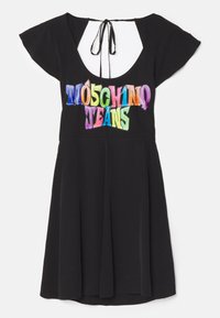Fekete rövid ujjú ruha mélyen kivágott hátrészzel. A mellrészen színes "Moschino Jeans" grafika található. Légies szoknya kialakítás.