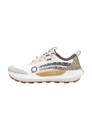 Chaussure de course blanche et beige à faible densité avec côtés à motifs, semelle rembourrée, design à lacets et languettes de traction sur la languette et le talon.
