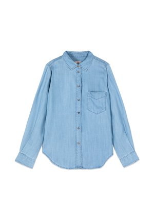 Lyseblå denimskjorte med lange ærmer, knapper foran, krave og brystlomme, lagt fladt på en hvid baggrund.