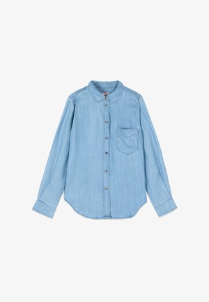 Jasnoniebieska koszula dżinsowa na długi rękaw, zapinana na guziki, z kołnierzykiem i kieszenią na piersi, rozłożona na płasko na białym tle.