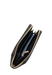 Czarny skórzany portfel o teksturowanym wykończeniu, ze złotym zamkiem błyskawicznym i wieloma przegrodami, w tym mniejszą kieszonką na zamek wewnątrz.