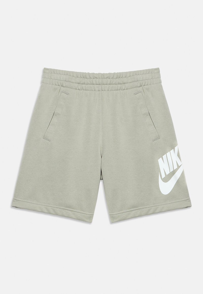 Shorts de sport gris clair avec taille élastique, poches latérales et grand logo Nike blanc sur le bas de la jambe gauche.