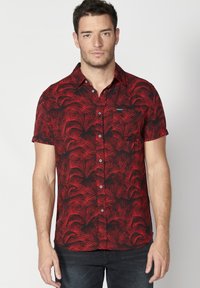 Neizvēlēts, rojo red