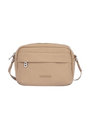 Beżowa prostokątna torba na ramię z przednią kieszenią na zamek, regulowanym paskiem, srebrną zawieszką z logo "B" oraz tłoczonym napisem "BOGNER" na przodzie.