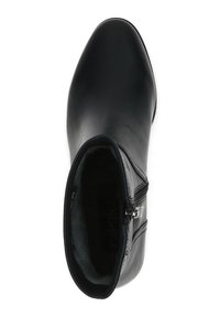Botín negro de tobillo hecho de cuero suave, con punta afilada, cierre con cremallera lateral y un forro interior suave.