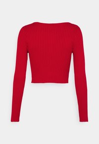 Pull court rouge en tricot à côtes, manches longues, avec un col rond, présenté à plat sur fond blanc.