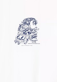 Hvid T-shirt med en blå illustration af en lille bil, tegneseriefigurer, skyer og teksten "CARHARTT WIP AMATEUR MOTORSPORT UNIT."