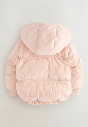 Ljusrosa puffjacka med huva. Har en texturerad yta, elastisk nederkant och ärmar, samt en framträdande logotyp över ryggen.