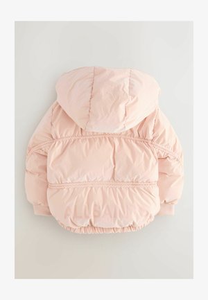 Svetloružová prešívaná bunda s kapucňou. Má textúrovaný povrch, elastický lem a manžety a výrazné logo značky na chrbte.