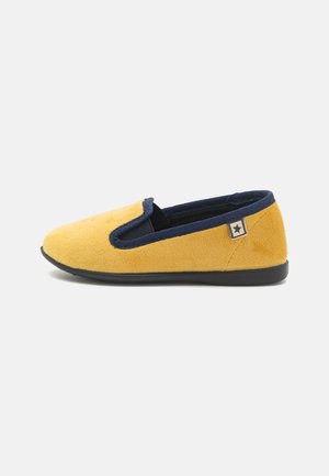 Bonton Chaussons Jane, Rouge Corail main image 0
