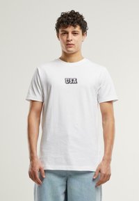 Mister Tee USA COLLEGE WORDING PATCH TEE - T-shirts print - white