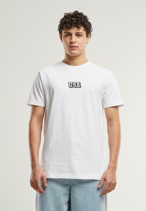 Mister Tee USA COLLEGE WORDING PATCH TEE - Nyomott mintás póló - white