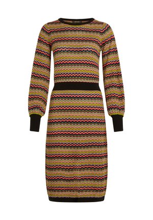 Robe tricotée présentant un motif de vagues multicolores en vert, jaune, rouge et noir, avec un col rond et des manches longues.