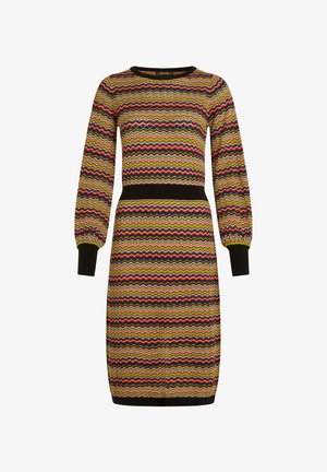 Strickkleid mit einem mehrfarbigen Wellenmuster in Grün, Gelb, Rot und Schwarz, mit rundem Halsausschnitt und langen Ärmeln.