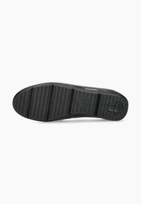 Semelle de chaussure en caoutchouc noir avec un motif texturé de rainures horizontales et verticales. Présente un logo estampé près du talon. Design plat et robuste.