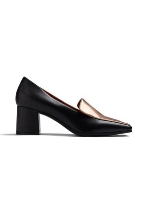 Zapato de mujer de piel negra con tacón bajo, tacón ancho y pestaña metálica dorada en la parte delantera.