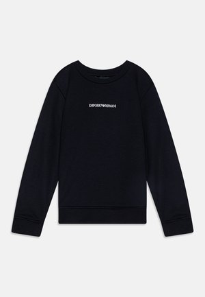 Sweatshirt noir à manches longues et col rond. Présente le logo "Emporio Armani" en blanc sur la poitrine. Tissu doux ; poignets et ourlet côtelés.