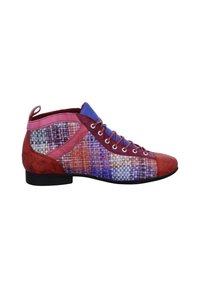Stivale alla caviglia multicolore con texture miste, caratterizzato da un motivo intrecciato in tonalità di viola, rosso e blu, e design con lacci e tacco.