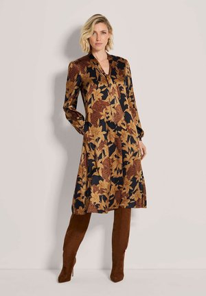 MADELEINE, MADELEINE KLEID SCHLUPPENKLEID MIT BLÜTENPRINT - Robe de jour - macchiato   dark blue   cognac