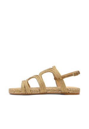 Płaska brązowa sandałka z plecionymi paskami i klamrą na kostce, tkana podeszwa z liny, otwarty przód.