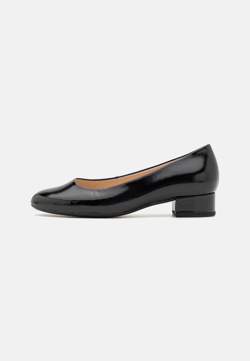 Chaussure plate en cuir verni noir avec un bout arrondi et un petit talon bloc. Texture lisse avec un design minimaliste et aucune décoration visible.