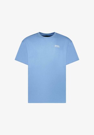 Lichtblauw katoenen T-shirt met ronde hals, korte mouwen en een klein wit logo op de borst. Gladde textuur met een losse pasvorm.