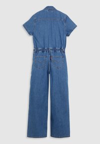 Denim jumpsuit i blått, med korte ermer, krage, elastisk midje og to baklommer med sømdetaljer.