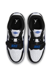 Fekete-fehér tornacipő kék részletekkel, hálós felsőrésszel, perforált orr résszel, állítható pánttal és Air Jordan logóval.