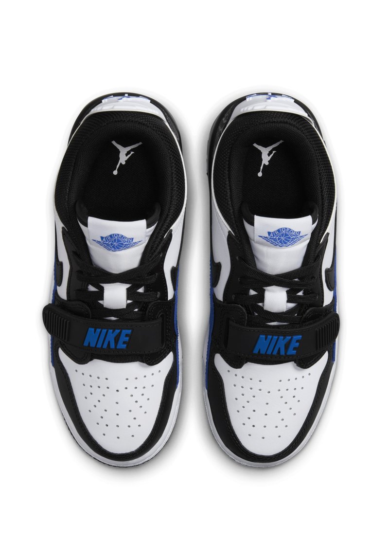 Czarno-białe sneakersy z niebieskimi akcentami, z siateczkową cholewą, perforowanym przodem, regulowanym paskiem i brandingiem Air Jordan.