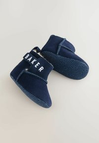 Tmavomodré topánočky s jemným textilným zvrškom, vybavené bielym remienkom s nápisom "BAKER", textúrovanou gumovou podrážkou a prešitým dizajnom.