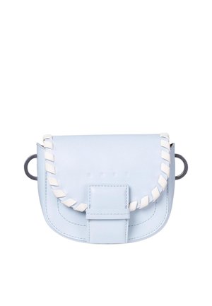 Petit sac bandoulière en cuir bleu clair avec bordure tressée blanche le long des bords du rabat et un détail de sangle cousu au centre.