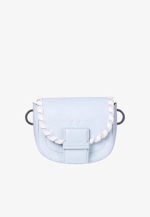 Kleine lichtblauwe leren crossbodytas met witte gevlochten afwerking langs de flapranden en een centraal gestikt riemdetail.