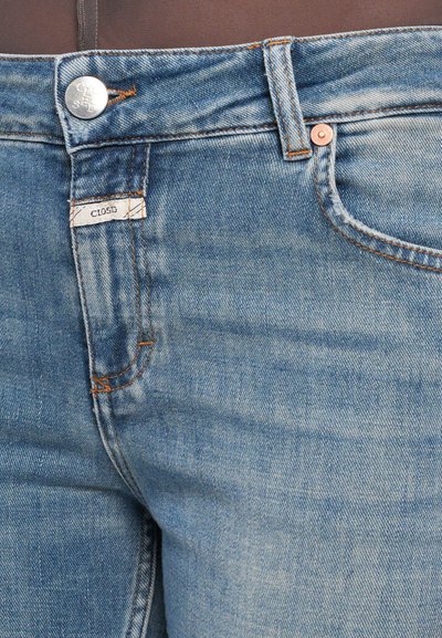 Lichtblauwe denim jeans met een regular fit, voorzien van contrasterende oranje stiksels, een zilveren knoopsluiting en een label met de tekst "CLOSED."