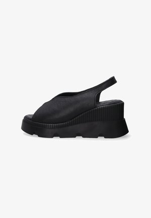 Schwarze Keilsandalen aus strukturiertem Kunstleder. Offenes Zehen-Design mit einem Slingback-Riemen und profiliertem Plateau.