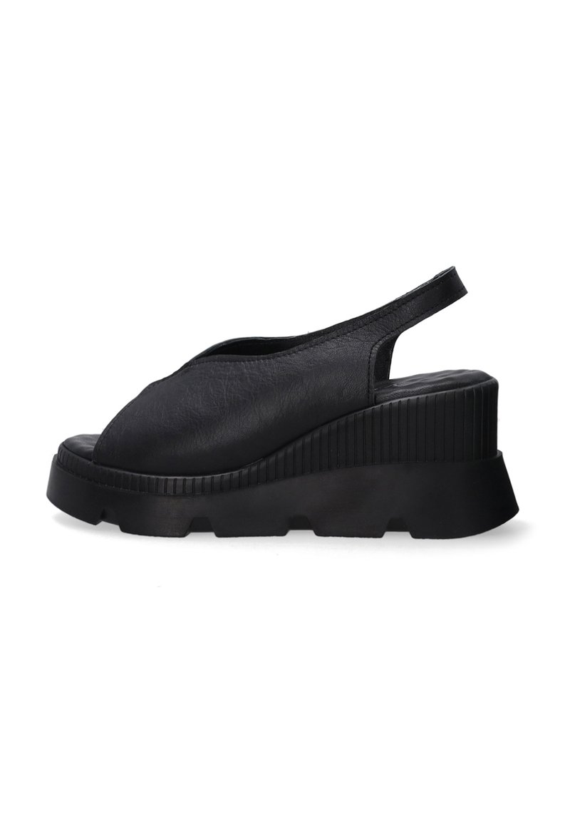 Zwarte wedge-sandalen van gestructureerd synthetisch leer. Open teen ontwerp met een slingback band en een geribbelde platformzool.