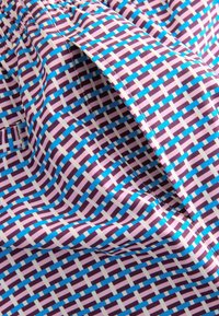 Kleurrijke stof met een geometrisch patroon met paarse, blauwe en witte fijne strepen, gladde textuur en consistent patroon.