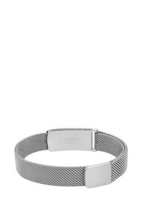 Pulsera de malla plateada con una banda texturizada y un cierre rectangular liso. Inscripción "s.Oliver STEEL" en el cierre.