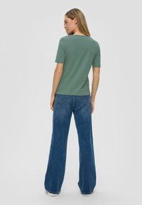 s.Oliver MIT SCHRIFT - T-Shirt basic - minze