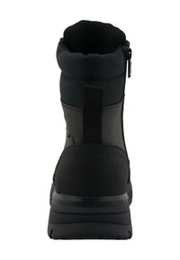 Botte noire imperméable avec tige en tissu, col rembourré et fermeture éclair latérale pour un enfilage facile. Semelle en caoutchouc robuste avec nervures texturées pour une meilleure adhérence.