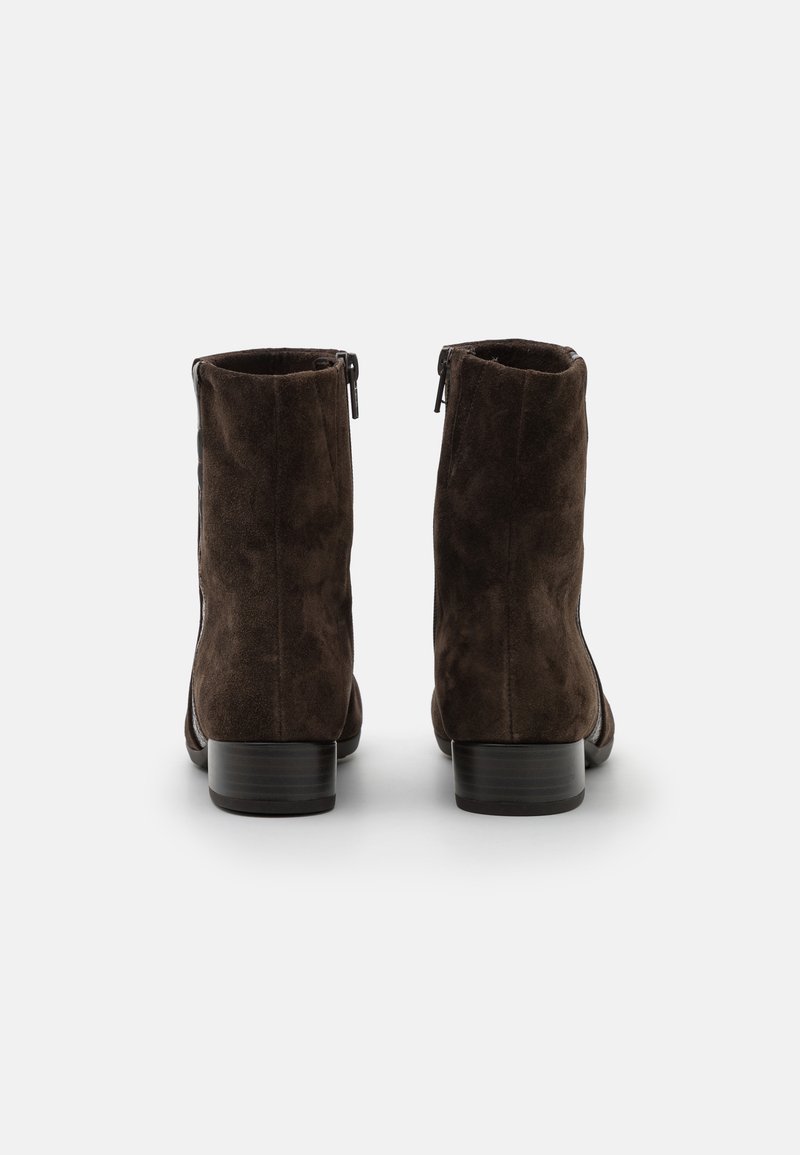 Bruine suède enkelschoenen met een lage blokhak en zijritsen, voorzien van een gladde textuur en een slanke belijning.