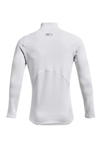 Langarm-Sportshirt aus weißem Stoff, mit hohem Kragen, geschwungener Hinternaht und kleinem Logo am Ausschnitt. Glatte Textur.